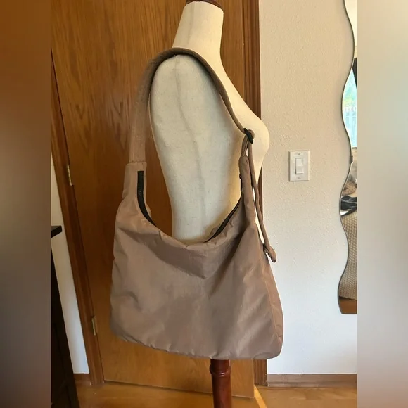 BAGGU Nylon Shoulder Bag in Cocoa EUC - Picture 2 of 2